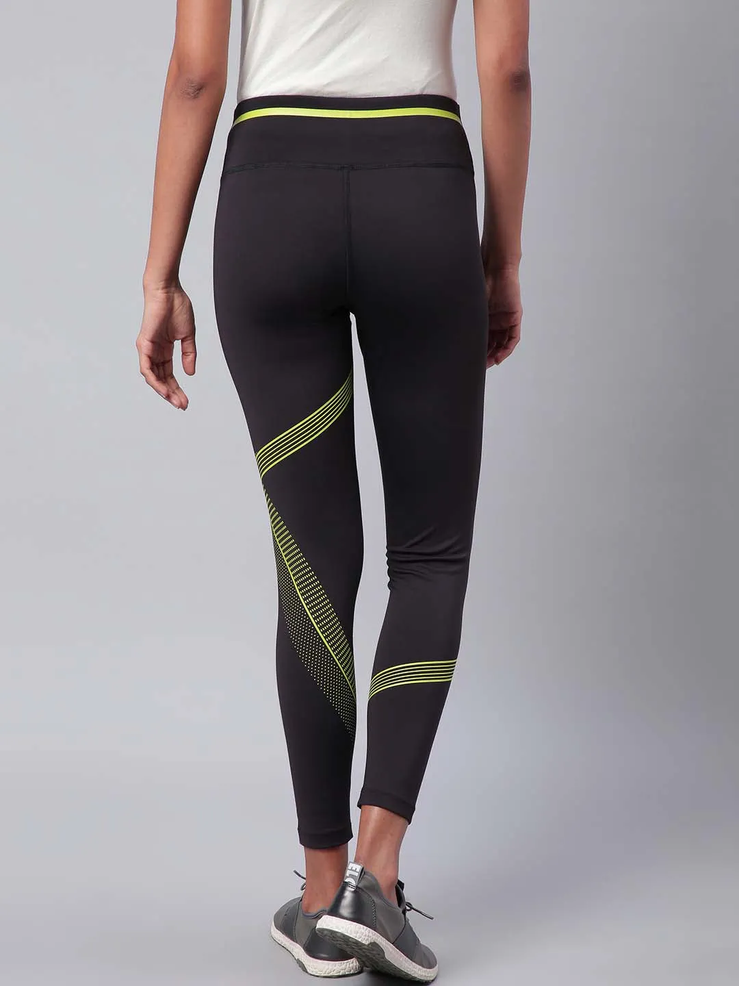 Alcis Women Black Solid Secure Fit Cropped Training Tights