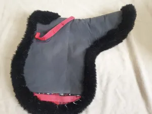 Used cob size black padded faux fur numnah FREE POSTAGE   🟢