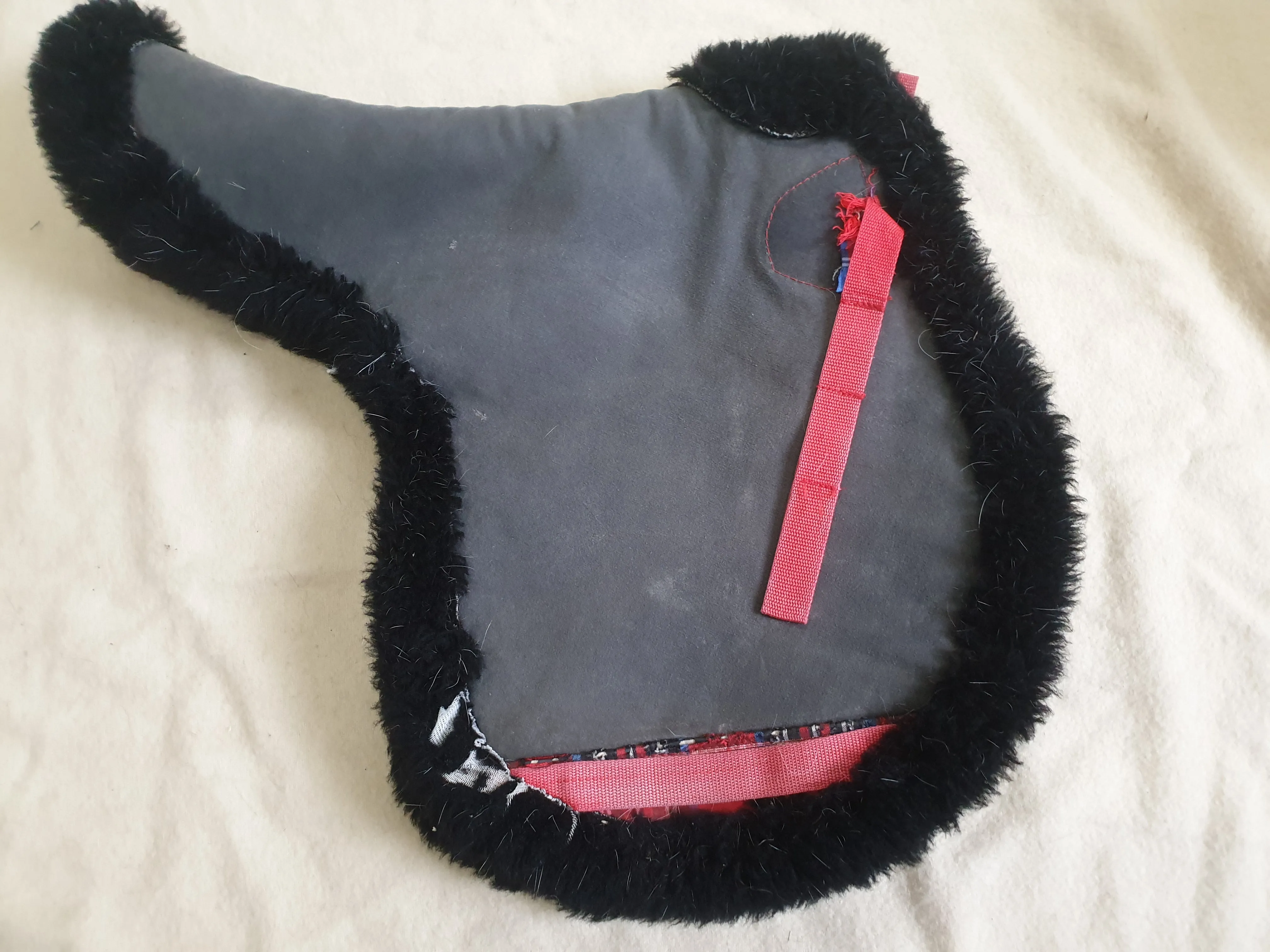Used cob size black padded faux fur numnah FREE POSTAGE   🟢