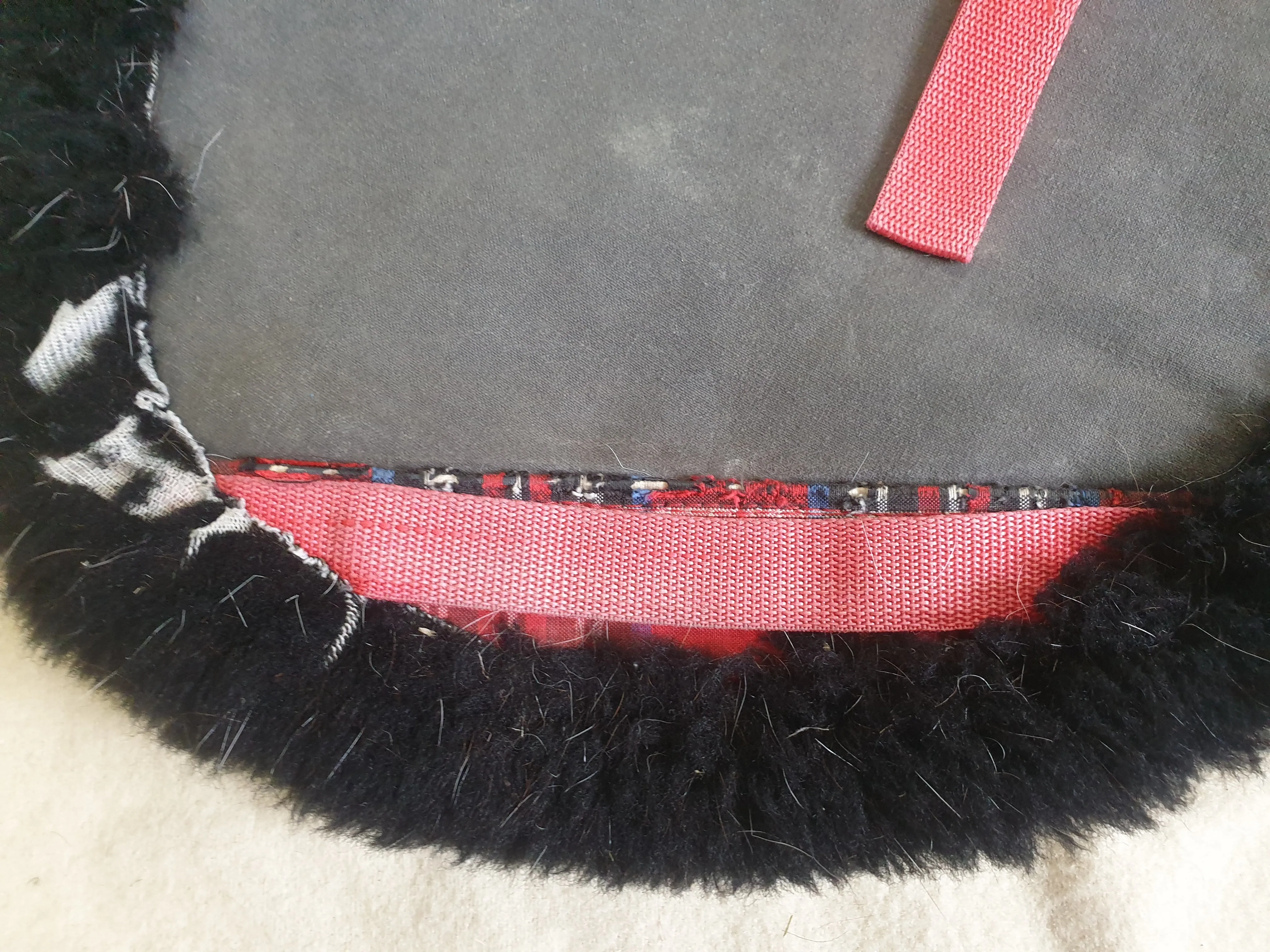 Used cob size black padded faux fur numnah FREE POSTAGE   🟢